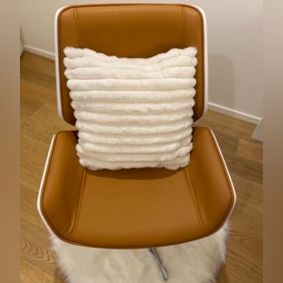 🆕 Set of 2 White Fur Decorative Pillow Covers - Picture 2 of 3